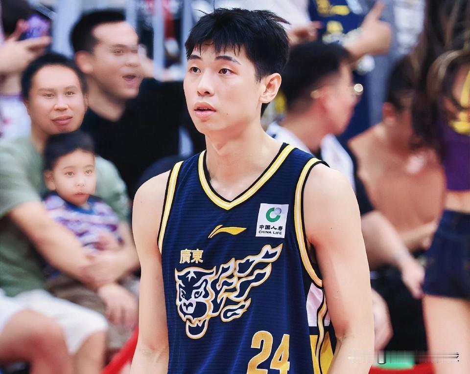 朱芳雨：小崔，你这去了一趟NBA，回来不会打球啦？？？崔永熙：朱总，要不你吃播