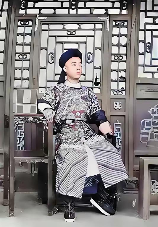 1908年，紫禁城外，溥伟一身王服，眼巴巴等继位。结果慈禧一道懿旨，把三岁溥仪抱