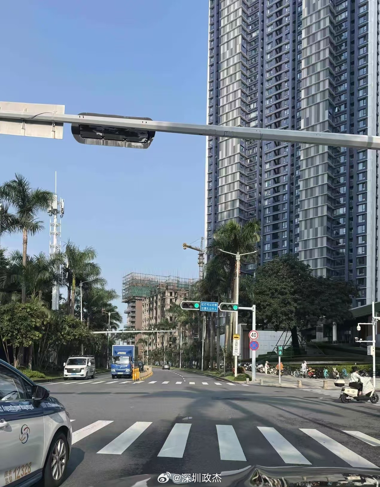 蛇口半岛城邦三期的部分业主很想哭。家门前建起来一栋楼，没办法的事情。深圳