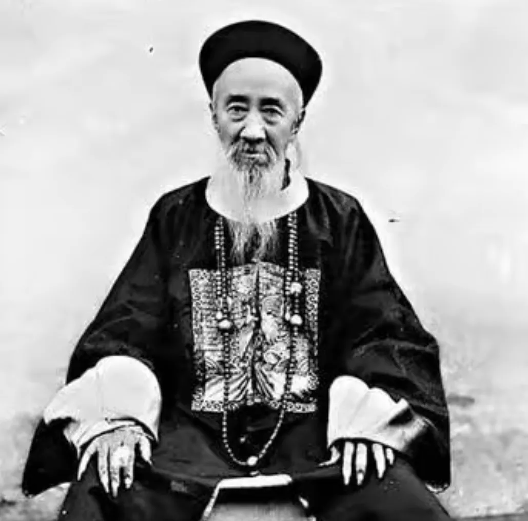 1899年，张之洞审问光绪：“听说你要见我，有事就说。”光绪走向前回道：“朕私下