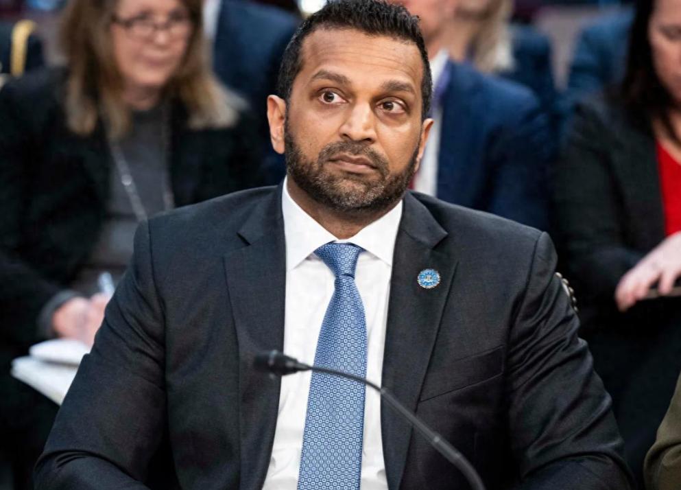 炸裂！美国20多名官员集体爆料，FBI局长醉酒失联、彻底失控。白宫明知丑闻滔天