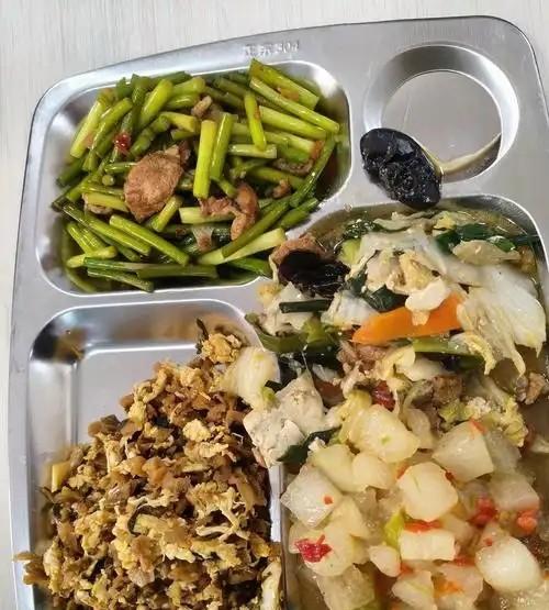 伙食费少凭啥吃得丰盛？部队食堂零利润，想发财别沾边！大家去外面下馆子，一盘标价