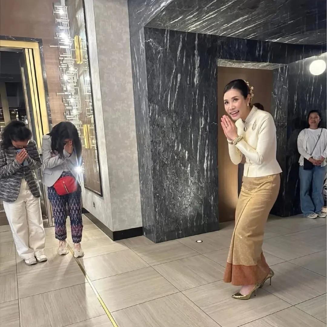 诗妮娜贵妃新照！泰王依然爱她！大家都知道诗妮娜被贬后去了德国，但她过得一点都不