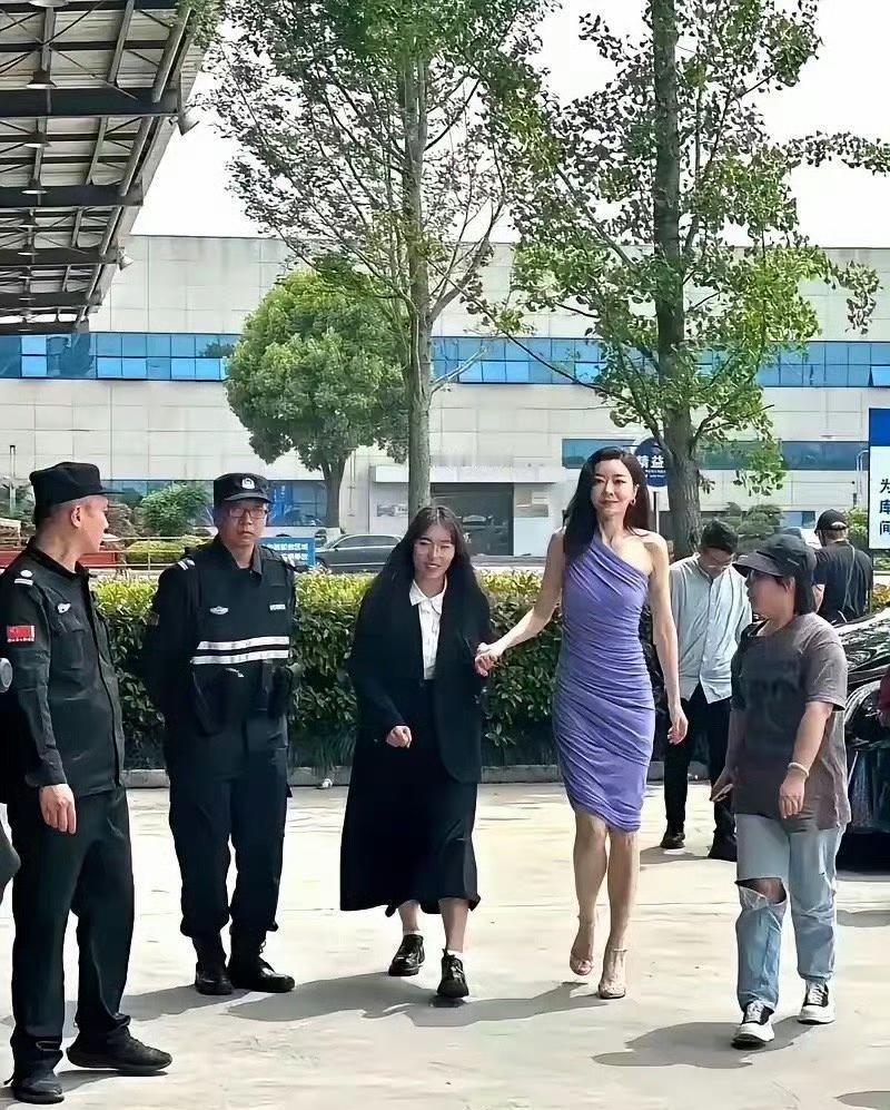 终于知道郭富城为啥当年不娶熊黛林了，这两米的气场太有压力感了！熊黛林绝对称得上