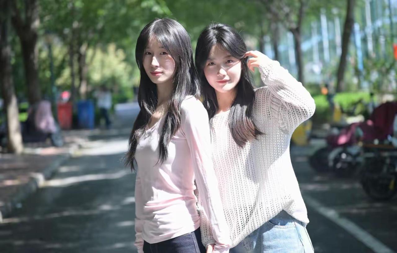 阳光下的姐妹情，一起享受美好时光！🌞👭姐妹休闲小聚姐妹出游拍照