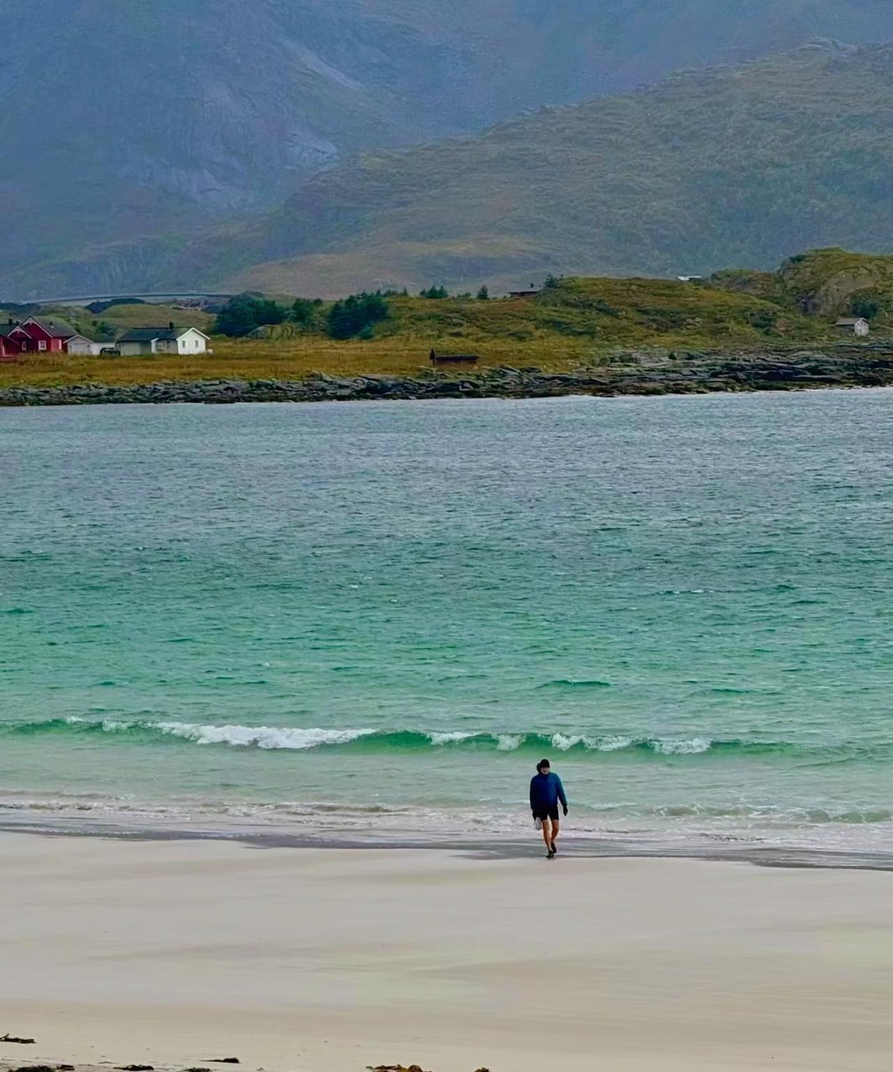 男人好不好色这个问题只要喘气就好色喜欢的人，放床上就好，不要放心里放心里