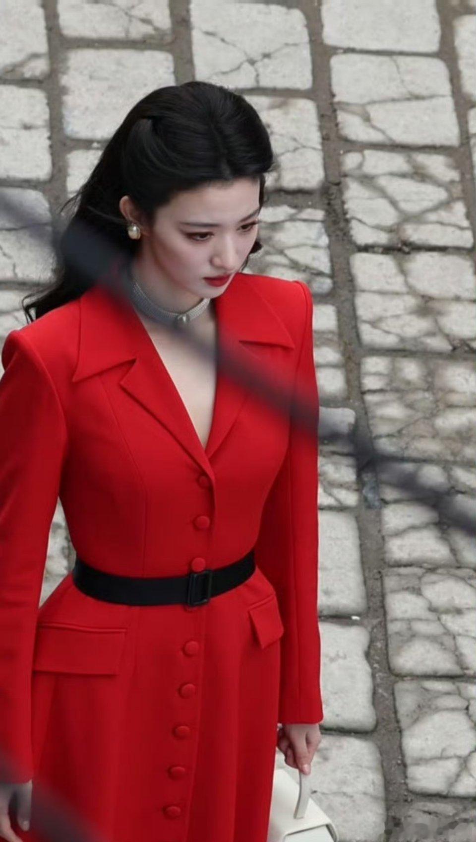 王楚然《这一秒过火》红裙路透，天啊！真就是明艳大美人，绝代风华🙌[打