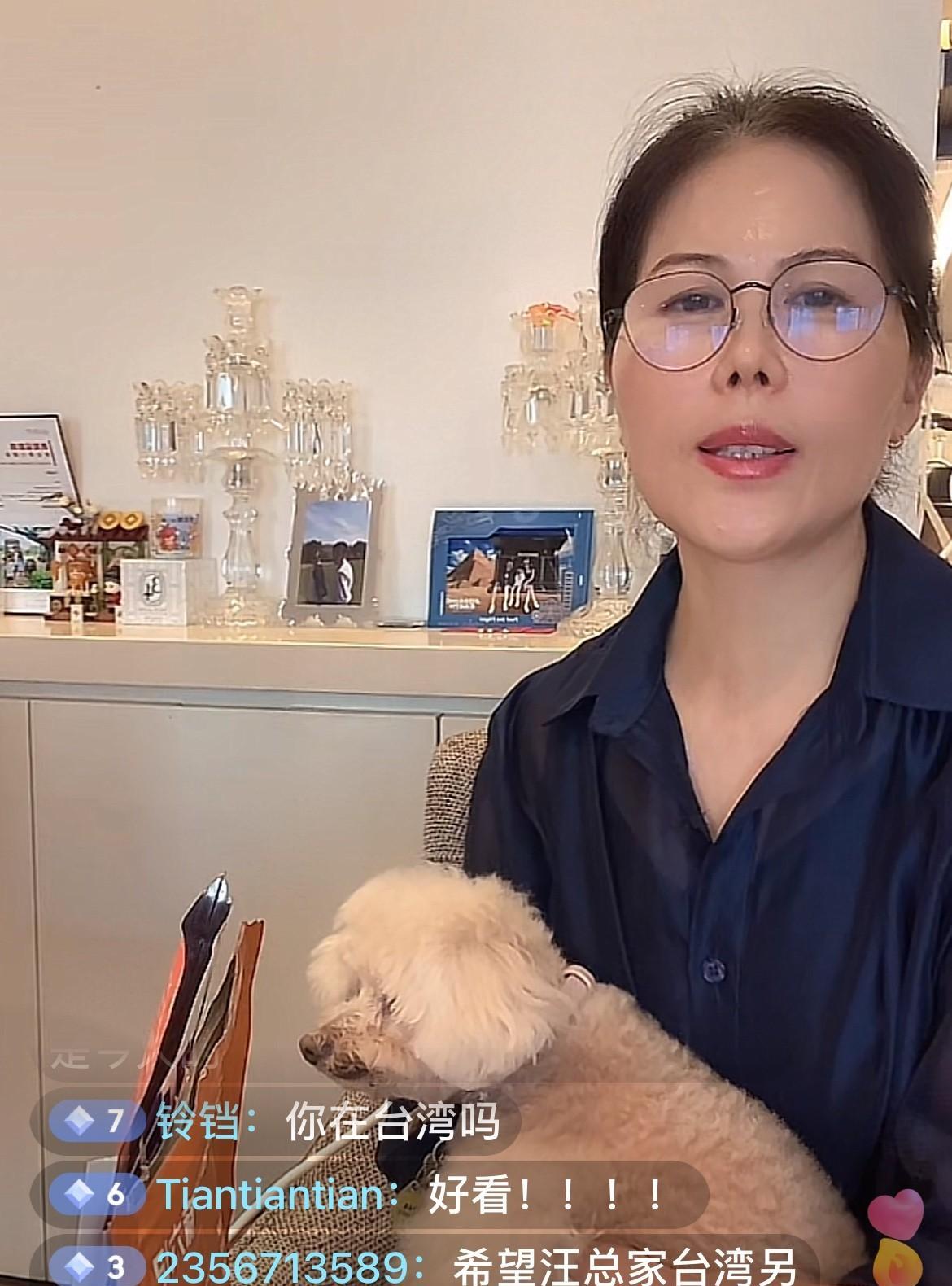 7月15日下午，汪小菲家的小杨阿姨抱着阿宝出现在直播间，小杨阿姨说：我享福了，要