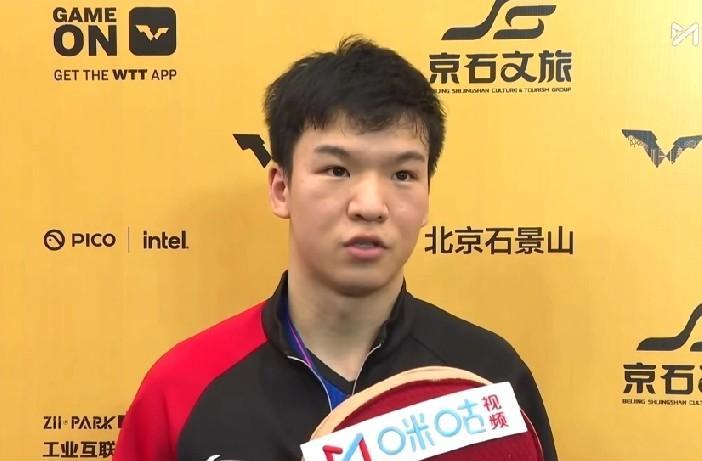向鹏感谢陈振江教练，为他拿下比赛保驾护航。向鹏得分他呐喊，向鹏失分用手势告诉他