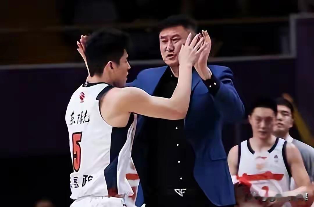 广东主场98:99一分惜败北控，陈家政赛后久久不愿离场。CBA常规赛第16轮