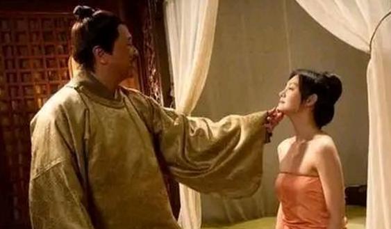 清朝大臣尹泰酒后失德，丫鬟怀孕，无奈纳妾。那是在清朝，一位权倾朝野的大臣
