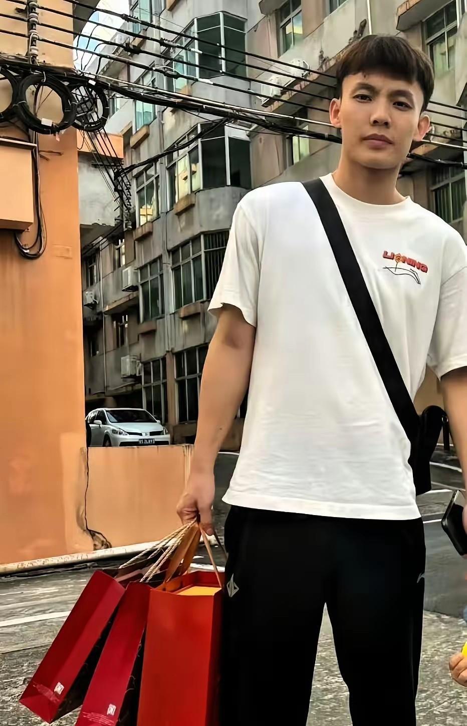 宏远老板陈海涛太暖心了！广东队刚结束中国四大名酒的比赛回到东莞大本营，球队老板