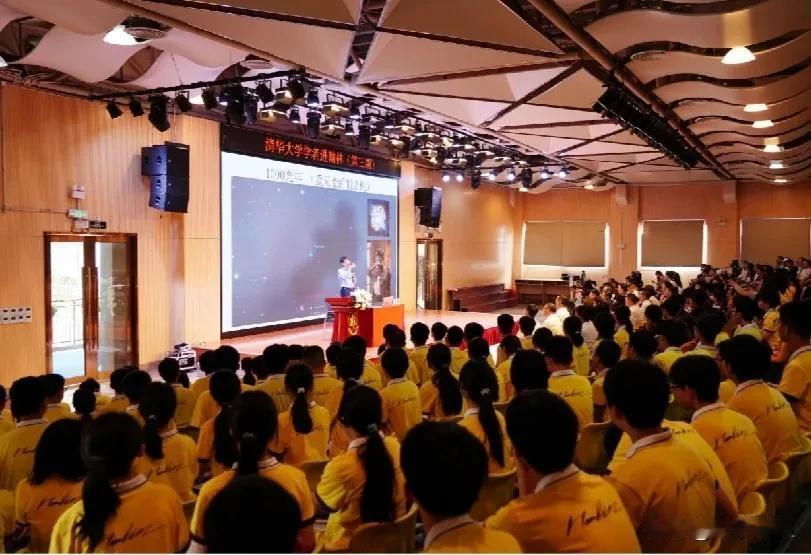 4月22日，东莞市万江翰林实验学校特邀清华大学天文系副主任蔡峥教授莅临讲学。当