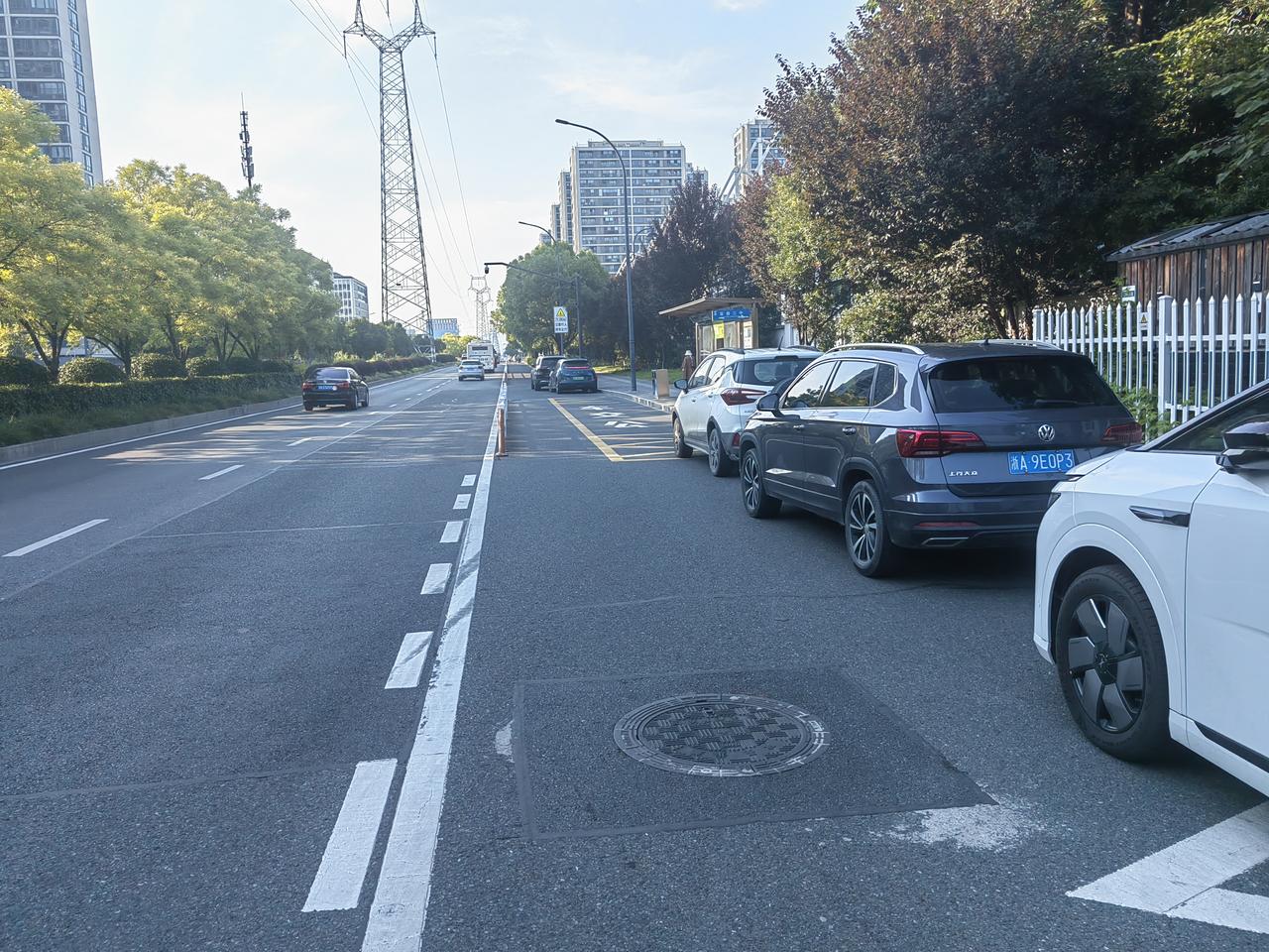 公交车的无奈:因有车辆违章停车，公交车无法进站下客。