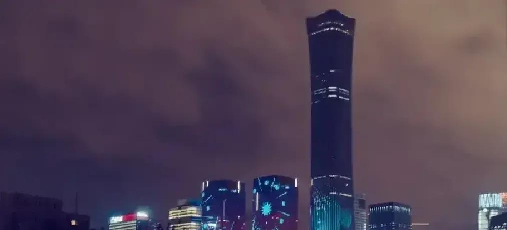 沈阳舞厅一曲涨到三十块，三曲就要一百，大爷们直接不跳了。以前五块十块能蹦一晚上