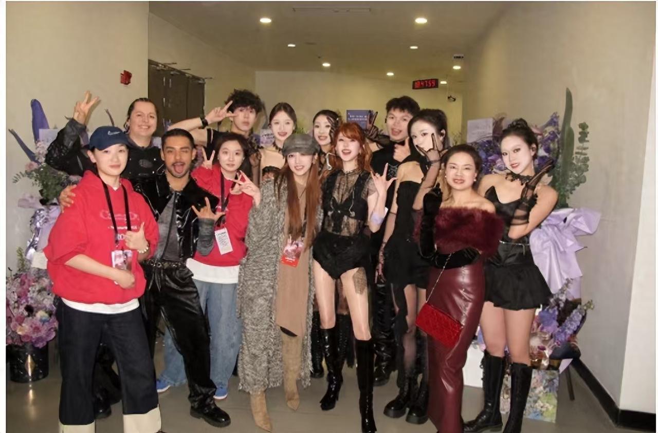 赵露思妈妈颜值也好高啊！赵露思生日演唱会后，妈妈也出现在后台，她一袭酒红色连衣