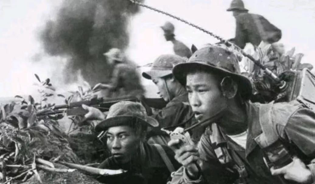 一位参加过两山轮战老兵回忆，来偷袭我方阵地的越军特工很狡猾，他们只穿条裤衩，光着