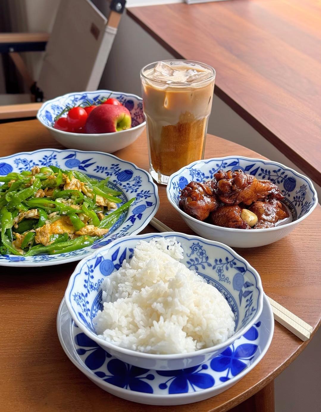 你敢信吗？我那985硕士的朋友，在央企拿着铁饭碗，却活得像个“老饕”——