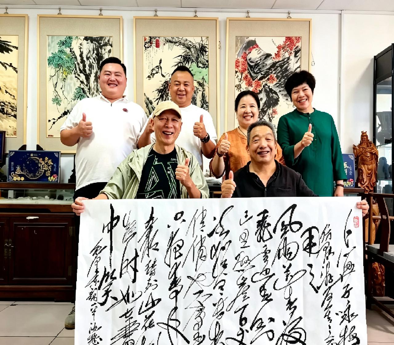 李明专程来到沈懋的书法院做客，沈懋把亲手写的毛体《卜算子·咏梅》送给了他。大家一