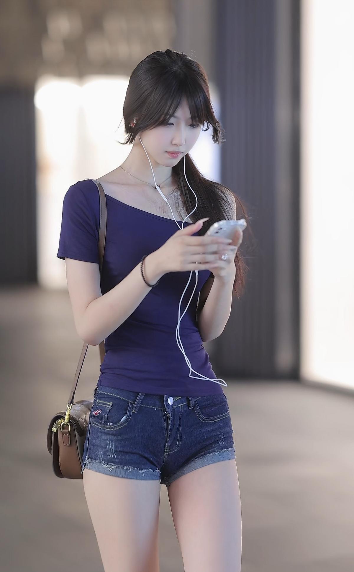 干干净净的，街拍牛仔裤女孩，比那些什么有纹身的看着舒服多了。