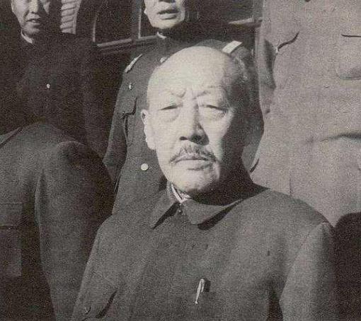 1956年，79岁的汉奸张景惠，在战犯管理所看见一个穿解放军军装的人，仔细一看，