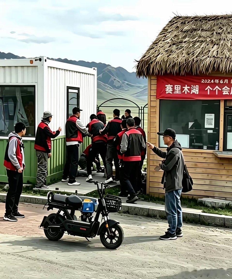 赛里木湖景区工作人员出手殴打旅游车司机，着实让人倍感失望。撒贝宁曾说过“赛里木湖