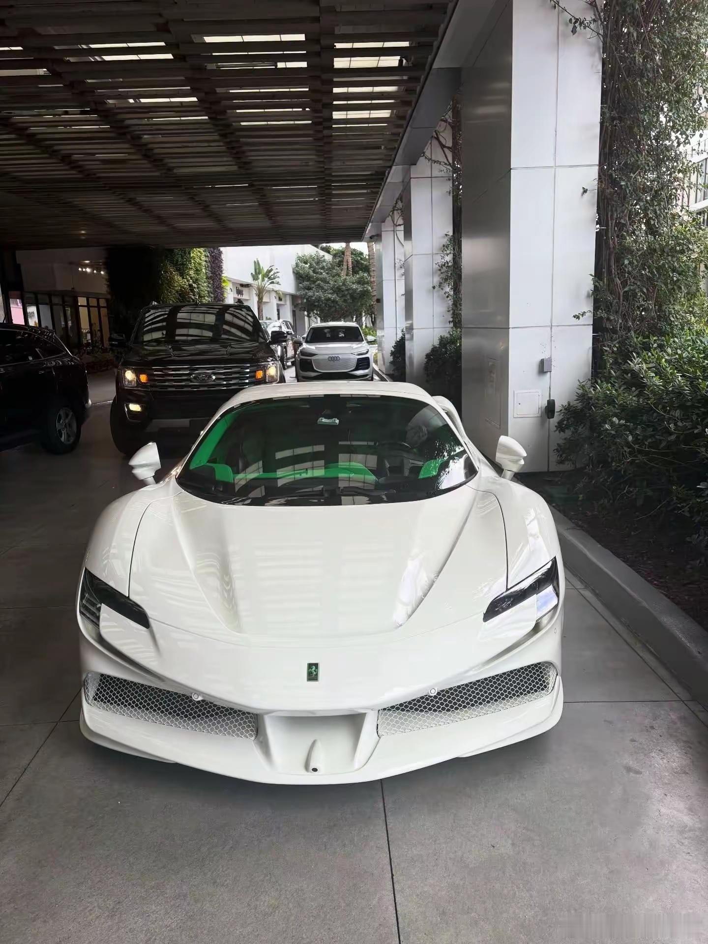 这辆法拉利SF90，像从未来穿越过来的。