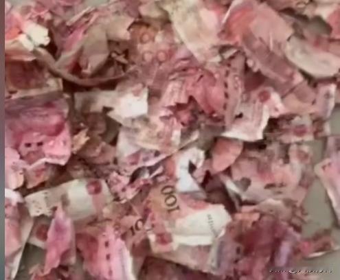 “天塌了！”近日，江苏宿迁，一老人平时省吃俭用攒下了4万元现金，为了方便，于是便