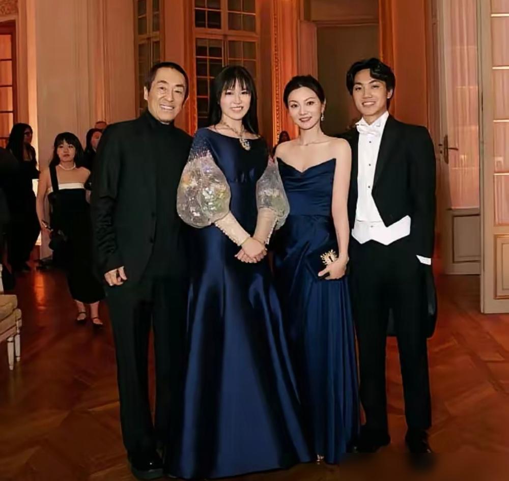 张艺谋拍电影，向来前卫反传统。私下的家庭观念，却老派得很。早年和陈婷生仨