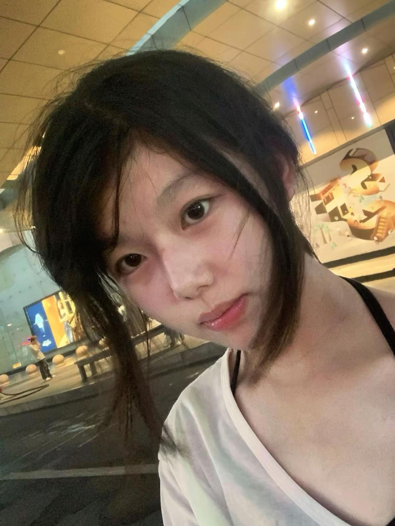 这个世界上一定会有一个人爱我爱我素颜憔悴的皮肤凌乱的头发明显的黑眼圈杂乱