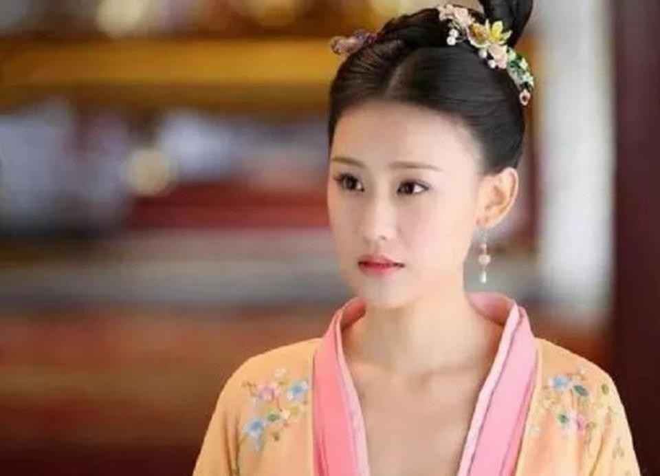 1196年，民女王云入翼王府探望自己的双胞胎妹妹，翼王完颜珣见了，趁着王霓不留意