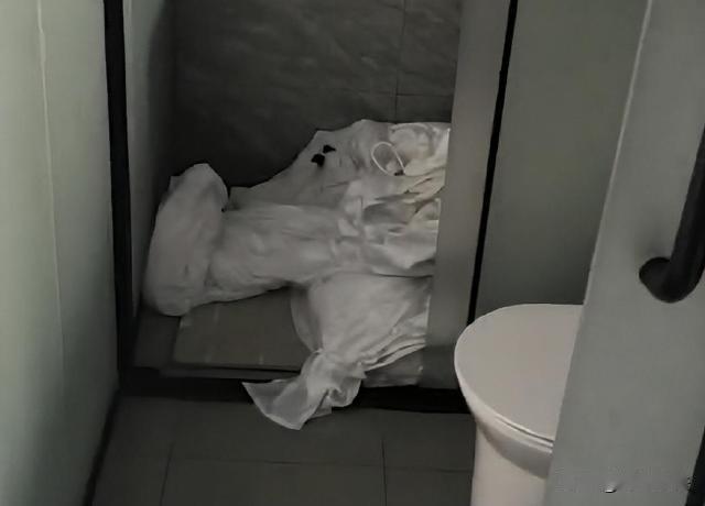 海南三亚,女顾客办理入住半小时后,就以行程有变要退费,被酒店按规则拒绝,她接着又