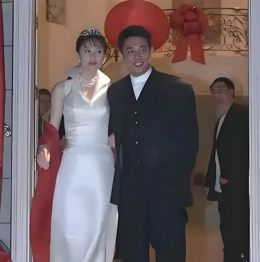 这个是利智与李连杰大婚当日所拍摄的照片，二人相互倾心，甜蜜满溢！无论从样貌、年龄