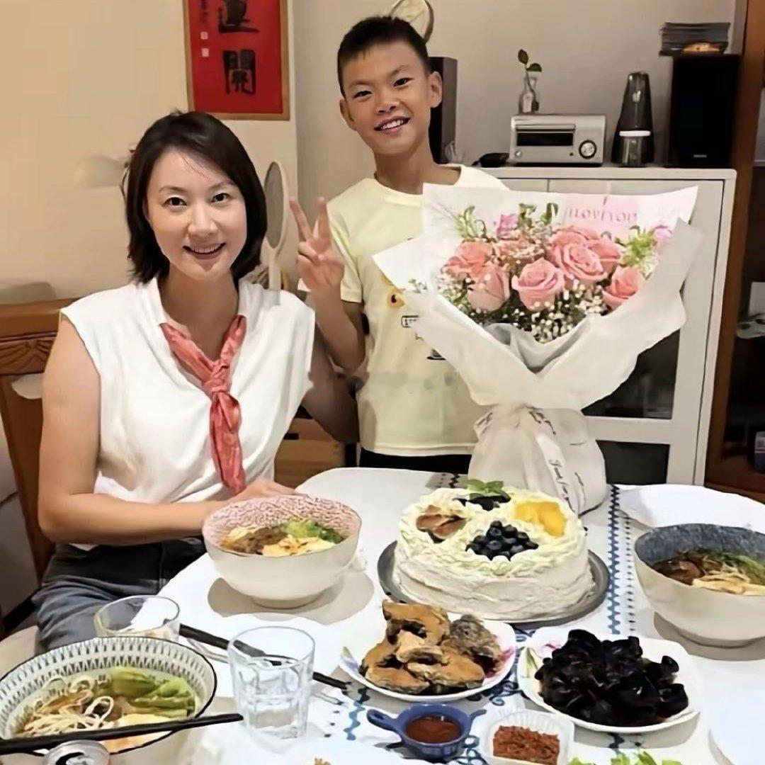 谢杏芳在西班牙别墅过45岁生日，儿子跟林丹长得一模一样​​​​
