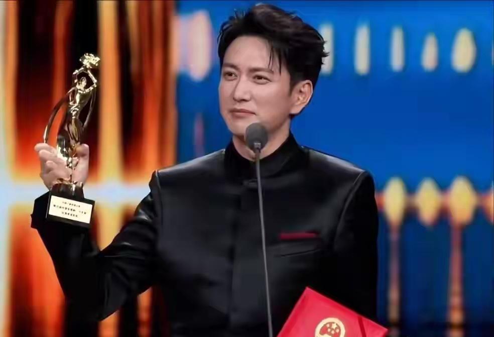 你们看飞天奖那个片段没？王仁君爆冷拿了优秀男演员奖，本来以为就是个普通道贺环节，