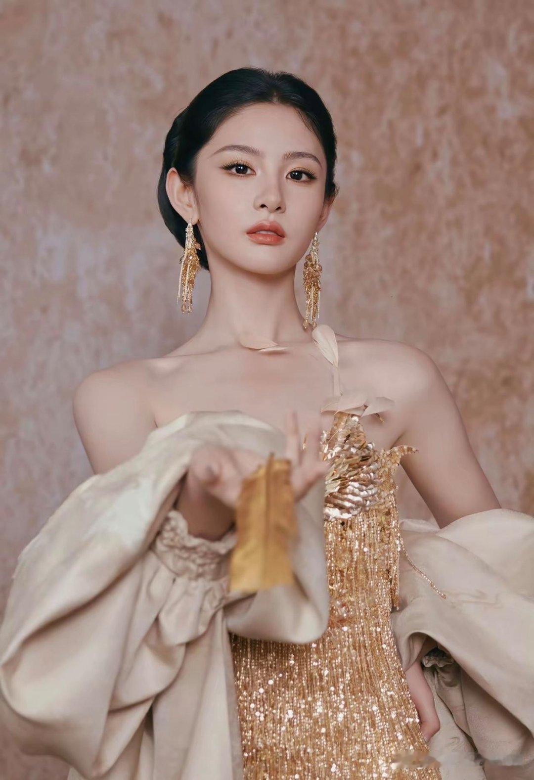 好家伙，欢娱新一姐竟是赵晴，于正是来真的？白鹿约满走人后，他两年里猛给赵晴塞了4部女主戏，直接往欢娱