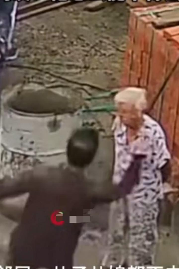 一男子狠狠打了老母亲一巴掌，原因是老人家跟儿子要生活费，当时他在干活，累的发火，