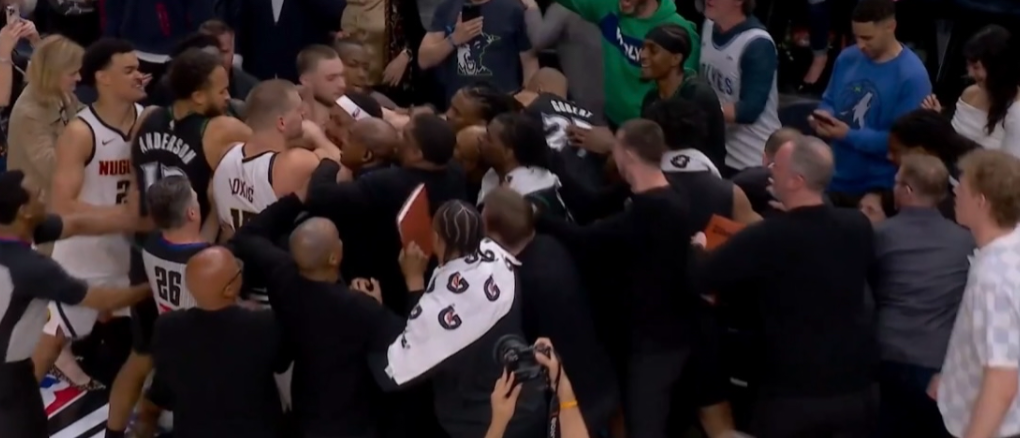 约基奇输急眼了啊！最后1.3秒，掘金落后16分，比赛失去悬念。双方都已经默认比