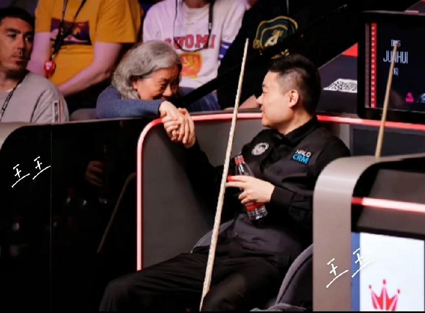 大写的一哥！温暖的握手！看到这一幕，真的泪目了，时光荏苒、岁