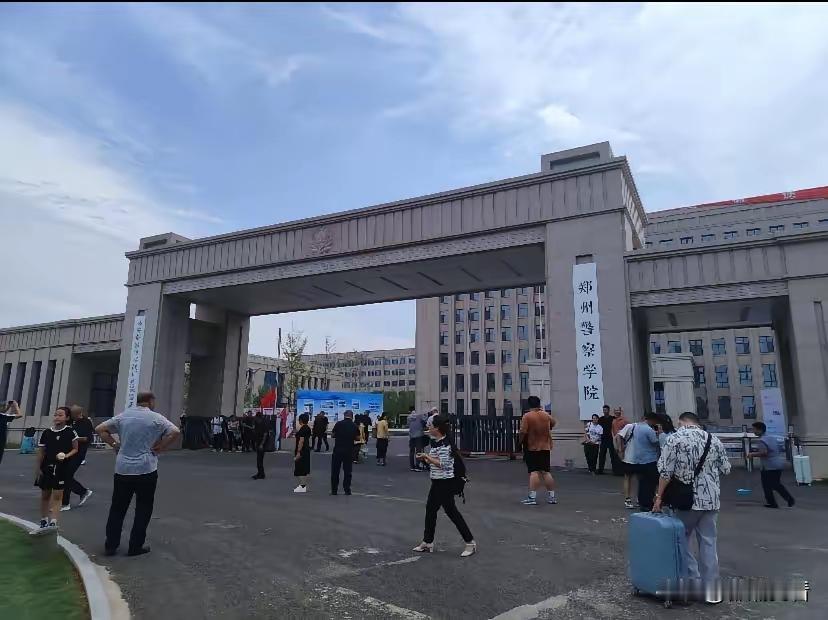 郑州有两所警察学院，一所为河南警察学院，一所为郑州警察学院。河南警察学院为省属