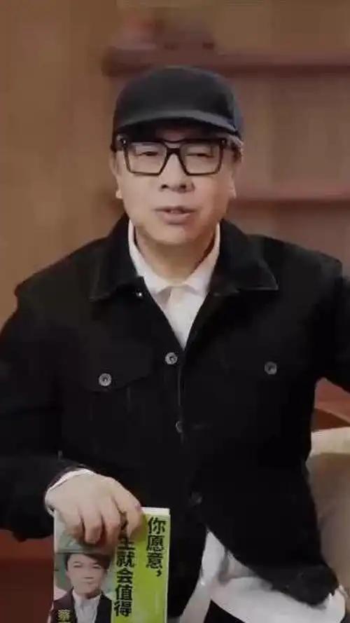 想和解了？蔡康永低头不语，半句话都不敢多接。10月6日，风波发酵整整一夜，舆