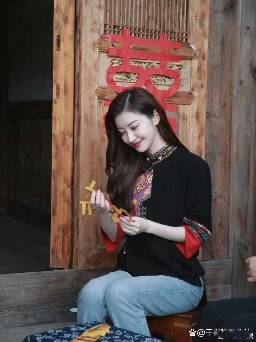 原来景甜真人是这种感觉，比荧幕上看起来圆润一些，多了几分温柔亲切感～