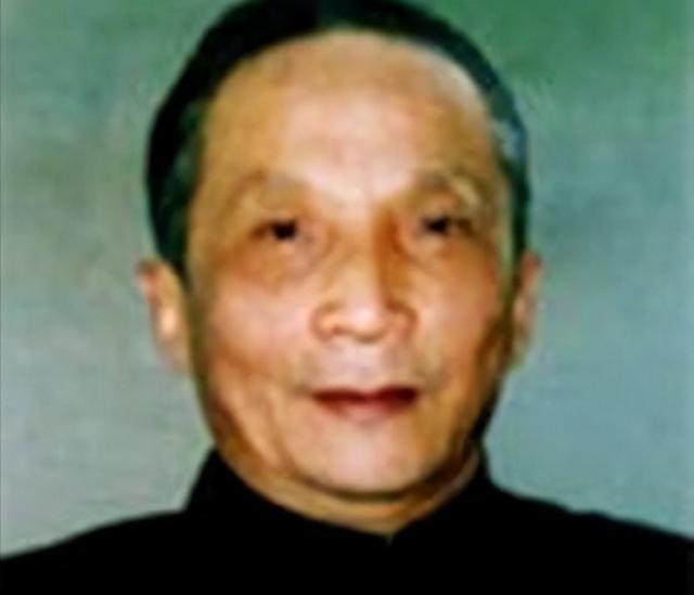 1956年，毛主席接见徐州地委书记时，忽然问他：“四”下面加个“南”是什么字？地