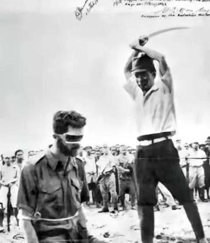 1944年，美军在日军尸体上发现了日军挥刀斩首澳大利亚陆军中士伦纳德的照片。照片