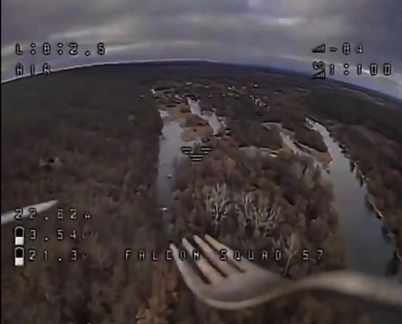 俄乌冲突中的惊人一幕，无人机竟然携带了叉子，在空中去叉对方的无人机。俄乌两军都