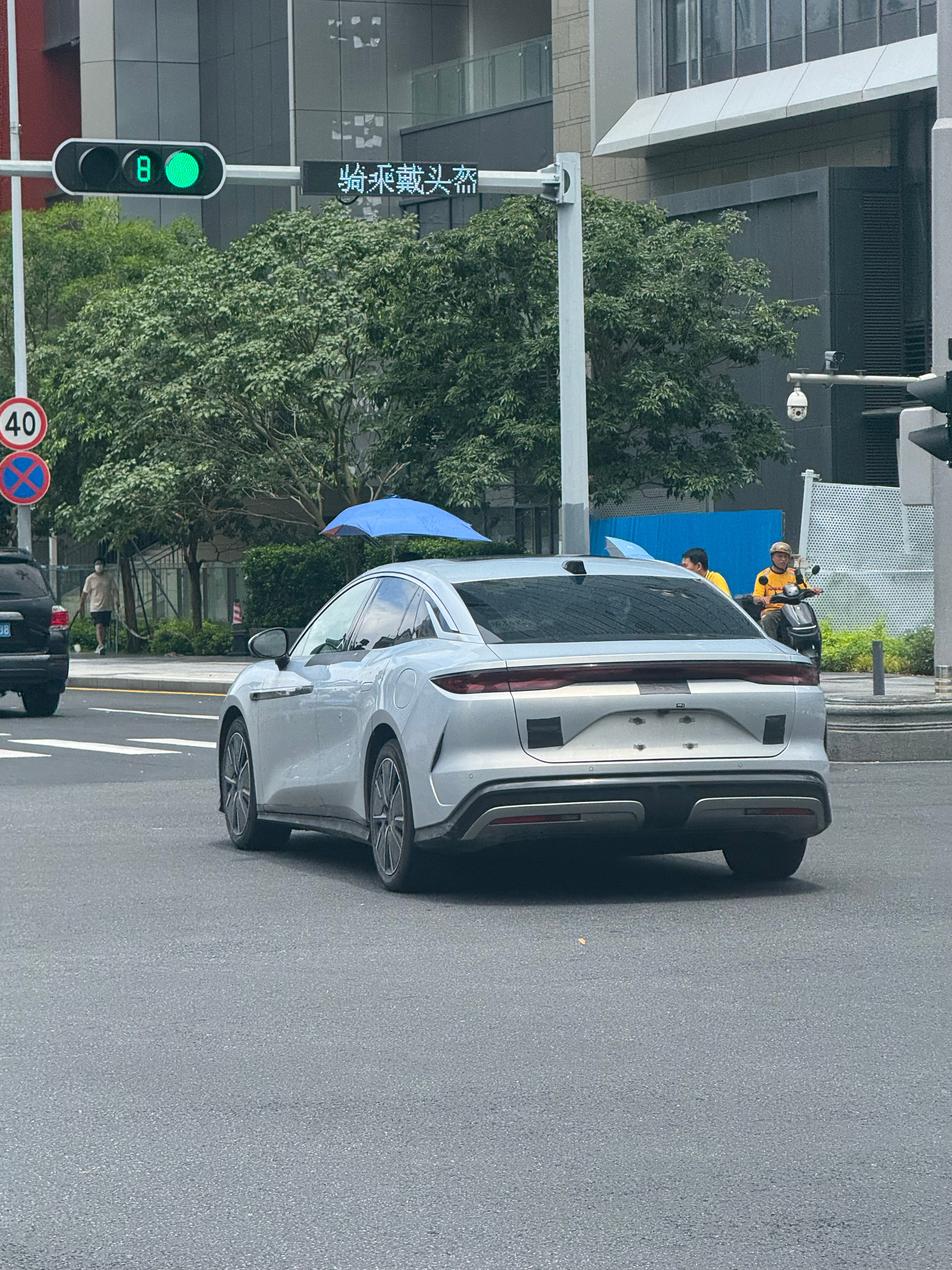 在罗湖经常可以看到比亚迪的测试车辆等个红绿灯的功夫一下见到两台不看车标的话你能认