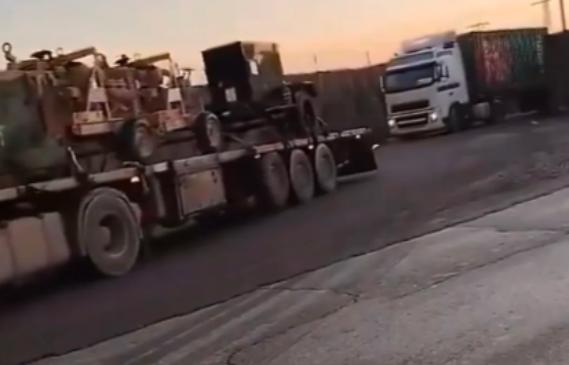 美军凌晨从其设在叙利亚最大的军事基地——哈塞克省南部沙达迪军事基地撤离，驶入伊拉