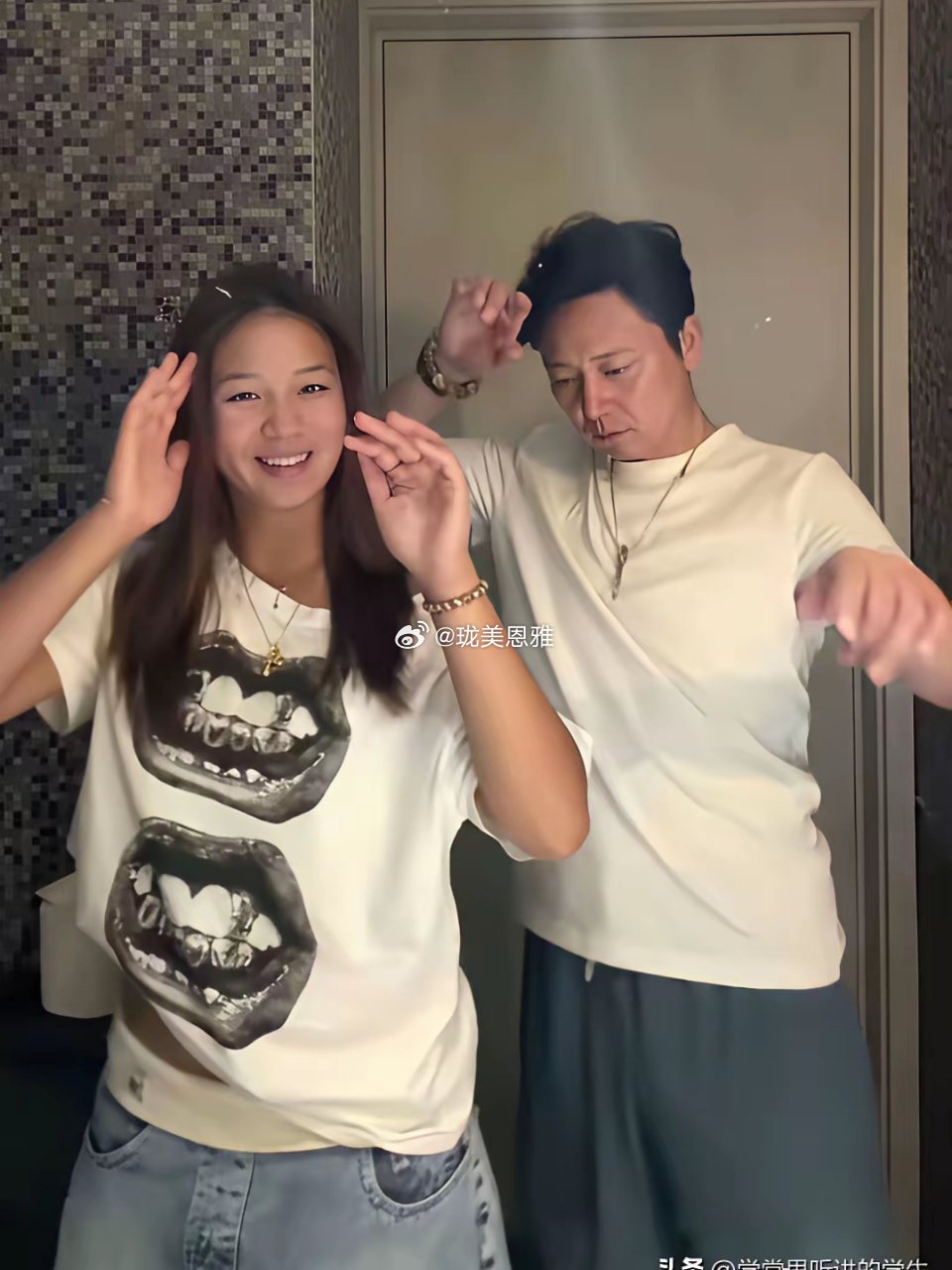 56岁刘奕君，在加拿大陪15岁女儿跳手势舞，直接把网友看乐了