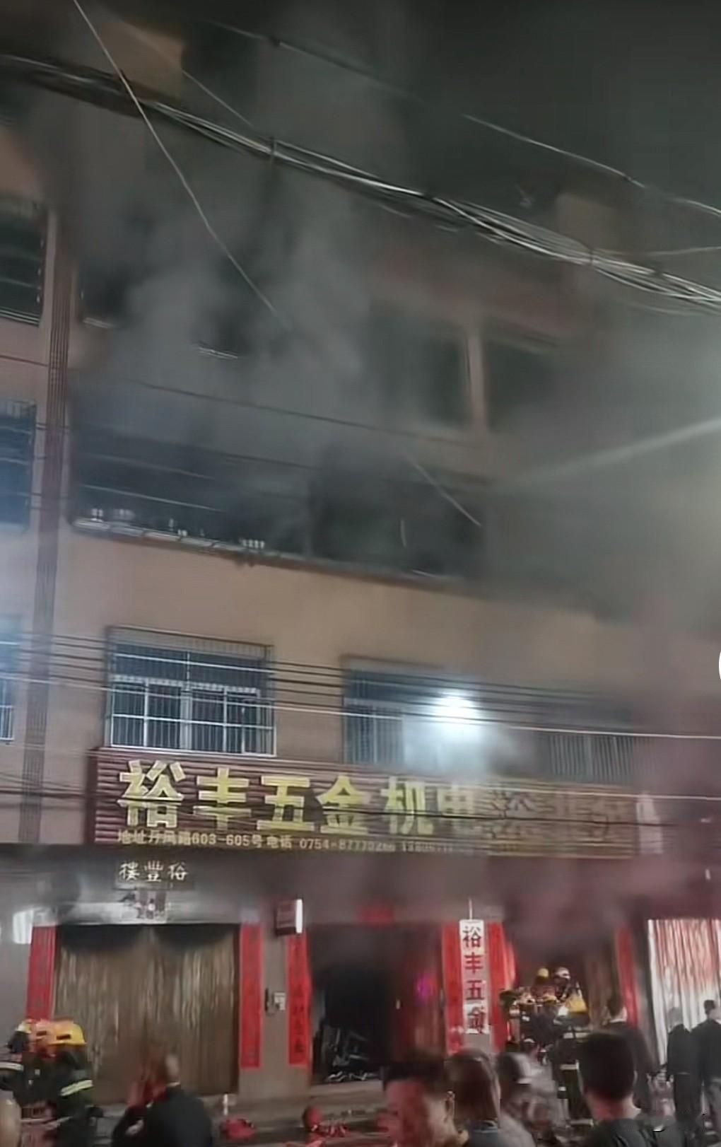 这是广东汕头火灾事发地没出事之前的一张照片。可以看到，整栋楼的窗户都被铁丝防盗网