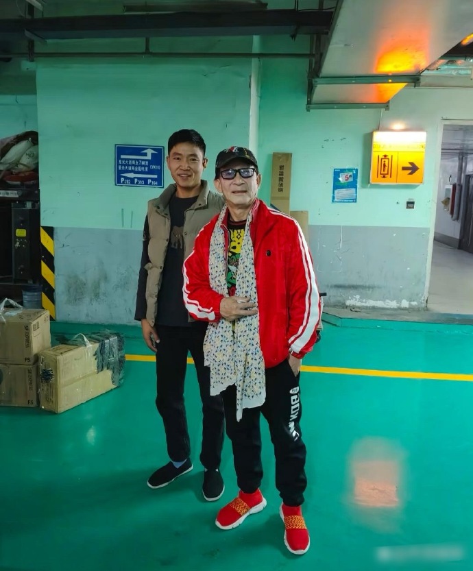 66岁老戏骨六小龄童在北京被偶遇，他的穿衣打扮好潮啊！个子看起来不高，目测只有1